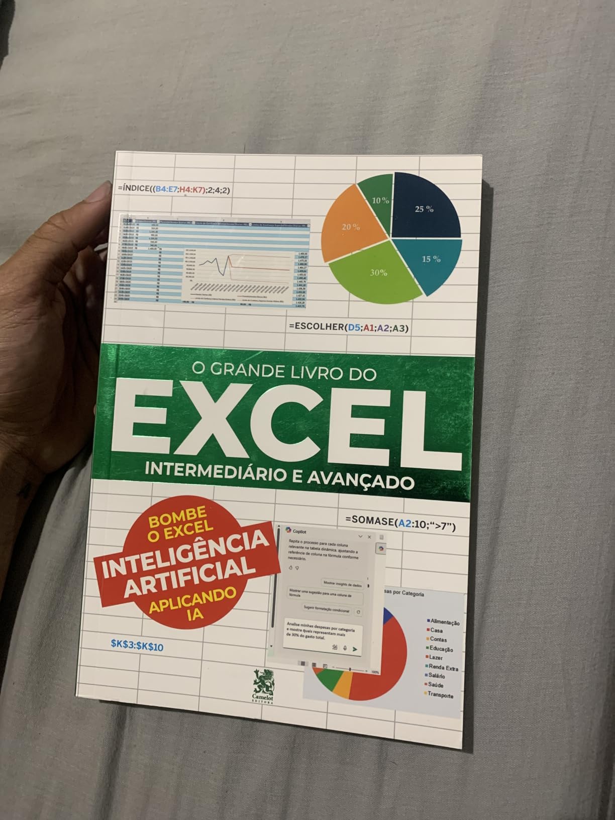 Livro do Excel em mãos com o selo Aplicando IA