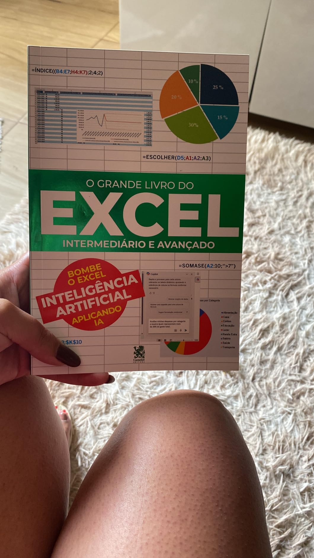 Cliente segurando o livro com o selo de Inteligência Artificial